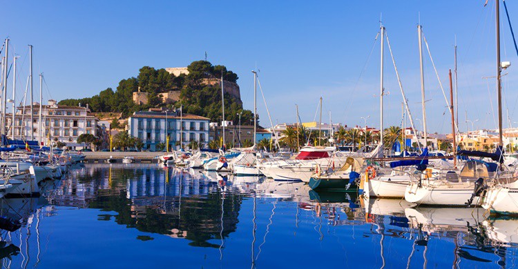 Puerto de Denia y al fondo, el castillo. LUNAMARINA (iStock)