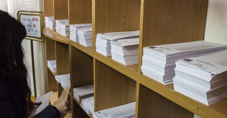 Una mujer prepara su voto en las pasadas elecciones del 20D. Nobelio (iStock)