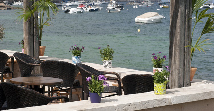 Restaurante con vistas al mar en Port d'Andratx. Carsten Madsen (iStock)