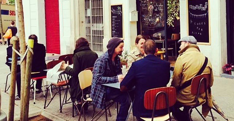 Clientes en la terraza del Café Cometa (https://www.facebook.com/CafeCometa/?fref=nf)