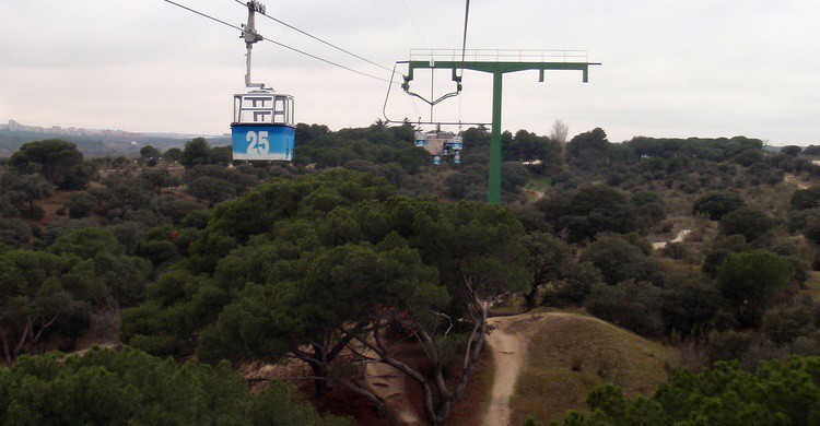 Vista de la Casa de Campo con el teleférico en primer término. Daniel Lobo (Flickr)