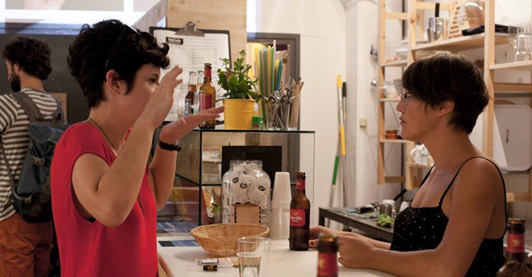 Dos clientas en el FabCafé (https://www.facebook.com/FabCafeBCN/)
