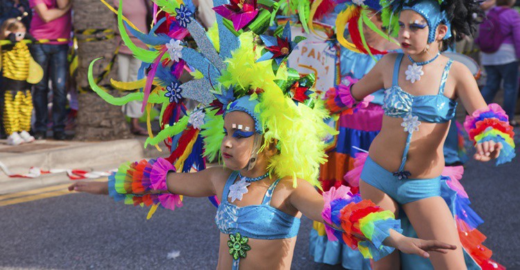 Jóvenes en el desfile de Carnaval de Tenerife. tamara_kulikova (iStock)