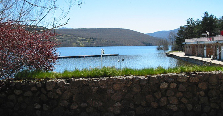 Vista del embalse de González-Lacasa y su club náutico. L. Javier Modino Martinez (Flickr)