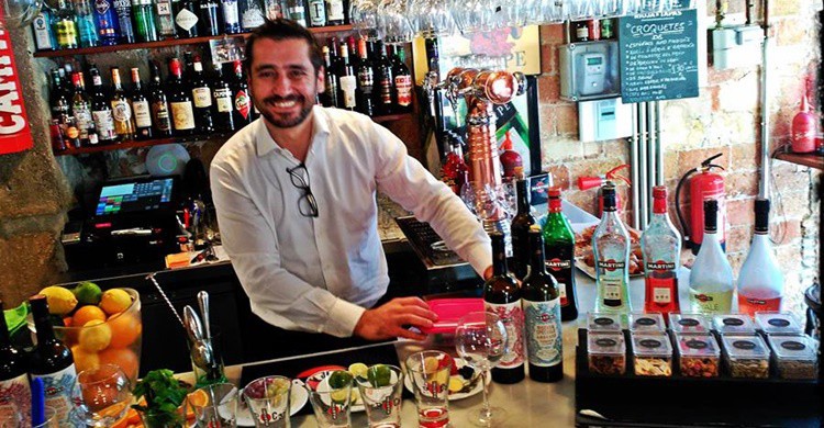 Barra y 'barman' en Senyor Vermut (https://www.facebook.com/senyorvermut/)