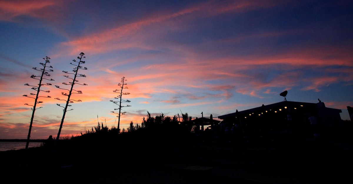 Atardecer. Blue Bar (Facebook)