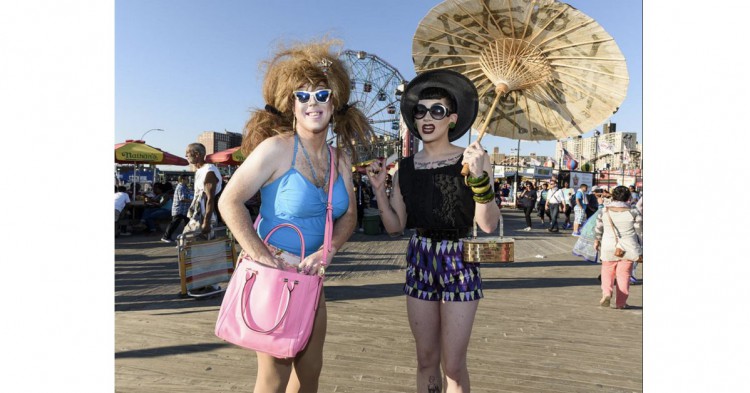 Cano Erhardt. Ladies with parasol, 2015 © Cano Erhardt (PhotoESPAÑA)