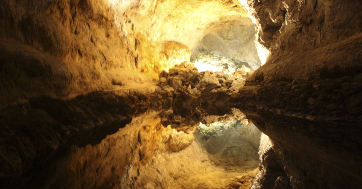 Increíbles reflejos en el agua en la Cueva de los Verdes (Andrew Wilkinson-Flickr)
