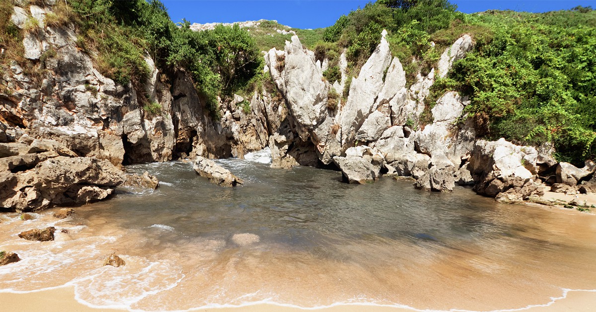 La playa de Gulpiyuri (iStock)