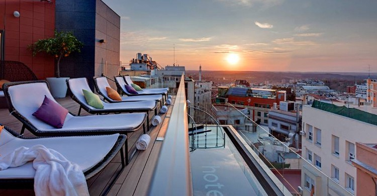 Puesta de sol desde la piscina. Indigo Madrid (Facebook)