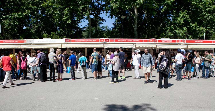 El Paseo de Coches del Parque del Retiro acoge cada año la Feria del Libro de Madrid (wikimedia.org)