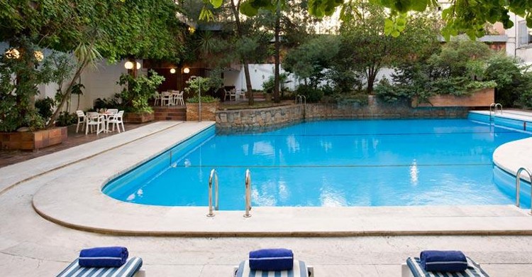 Piscina vacía con bar al fondo. Meliá Castilla (www.melia.com)