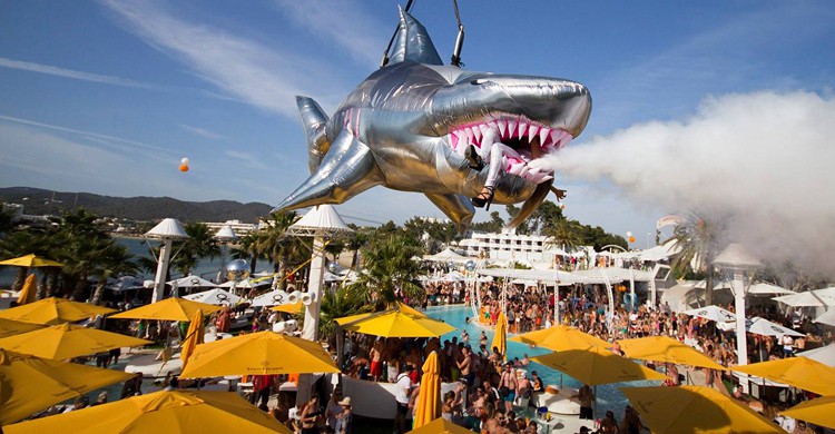 Fiesta en la piscina. Ocean Beach Ibiza (www.oceanbeachibiza.com)