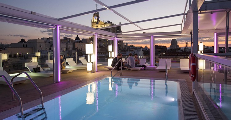 La piscina de la terraza, de noche. Room Mate Óscar (www.room-matehotels.com)