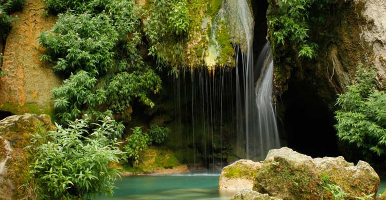 Salto de agua del Urederra (wikimedia.org)