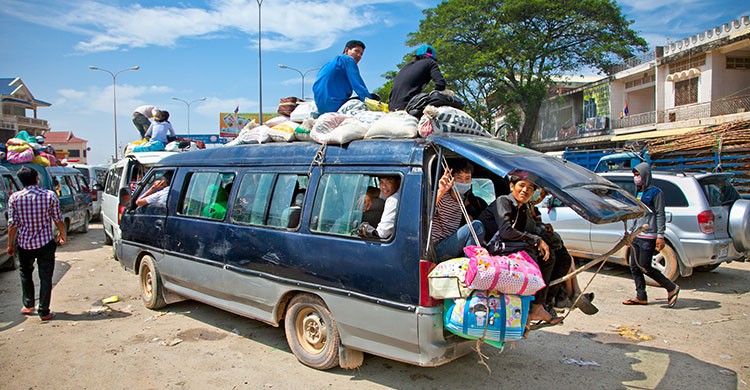 Transporte precario en Camboya (iStock)