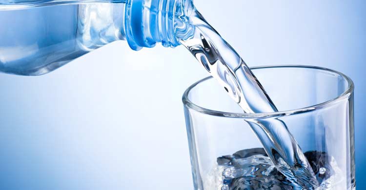 Bebe agua embotellada durante tu estancia en Marruecos (iStock)