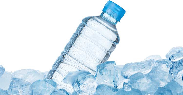 No te olvides de beber agua con frecuencia (iStock)