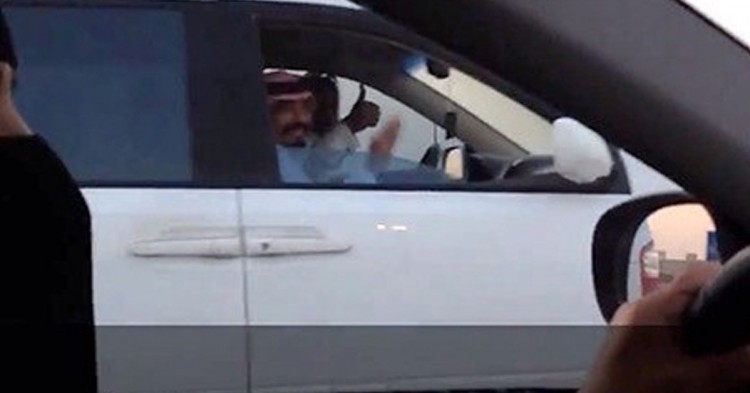 Una mujer se salta la prohibición de conducir en Arabia Saudí (Flickr)