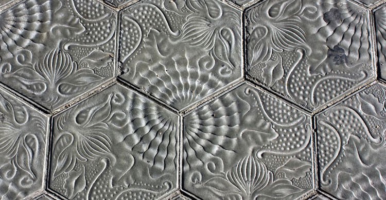 Baldosas de Gaudí en el Paseo de Gracia de Barcelona (Flickr)