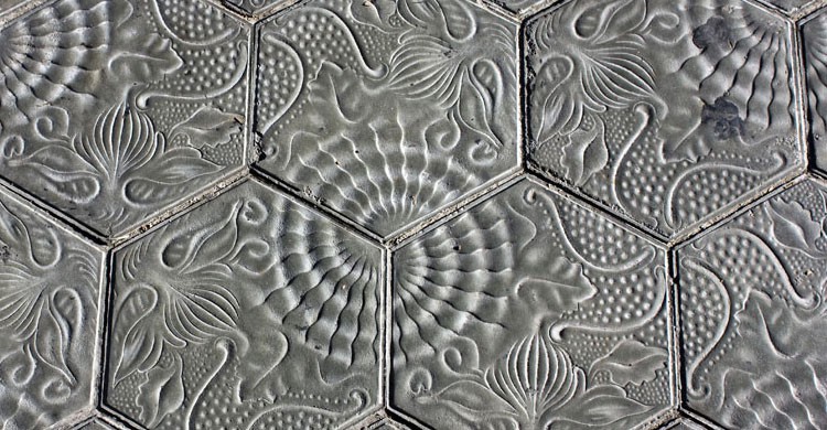 Baldosas de Gaudí en el Paseo de Gracia de Barcelona (Flickr)