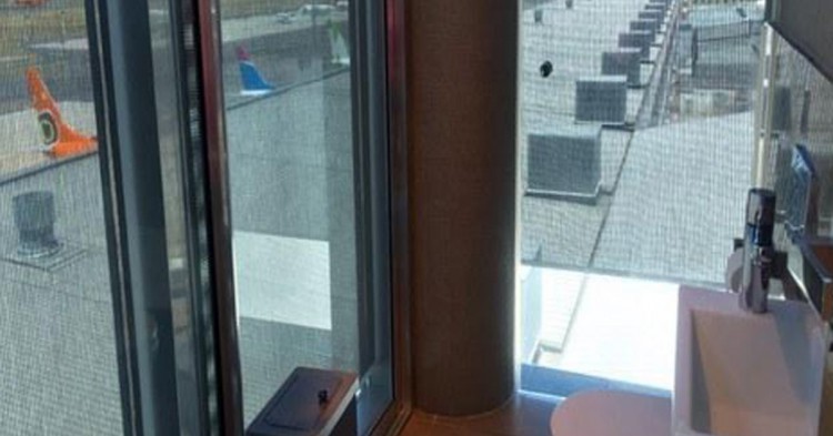 ¡Cuidado con los aviones si estás en el baño! (Fuente: Instagram)