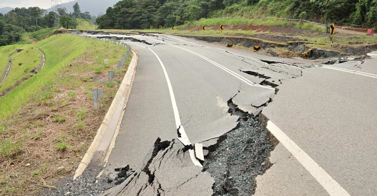 Si estamos en carretera, lo mejor es detener el vehículo y permanecer en el interior (iStock)