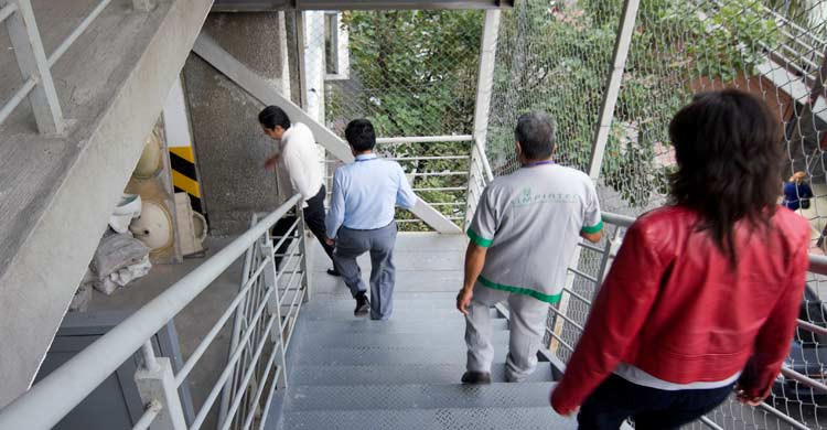 Los ascensores no deben utilizarse en caso de terremoto (iStock)