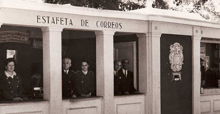 Imagen antigua de la caseta de la Estafeta de Correos (ferialibromadrid.com)
