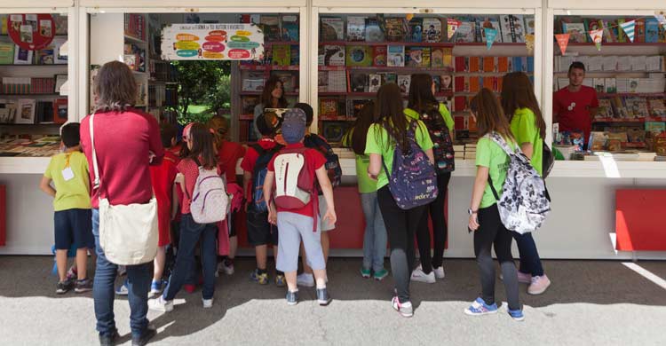 Los niños cuentan con casetas y actividades dedicadas a ellos en la Feria del Libro de Madrid (grupo-sm.com)