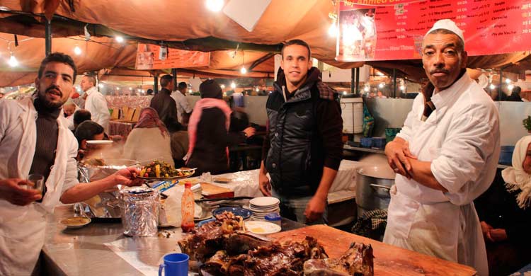 Puesto callejero de comida en Marrakech (iStock)