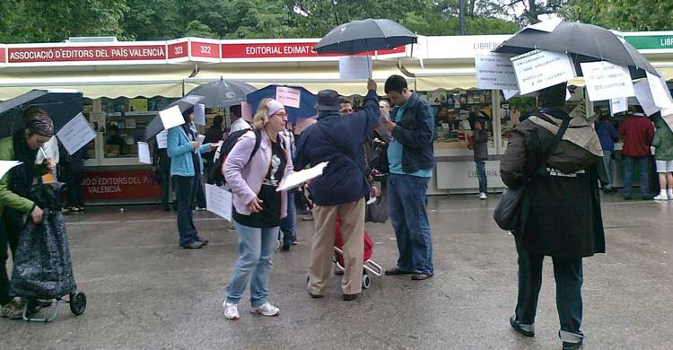 La lluvia es una invitada habitual en la Feria del Libro de Madrid (plataformademadrid06.blogspot.com)