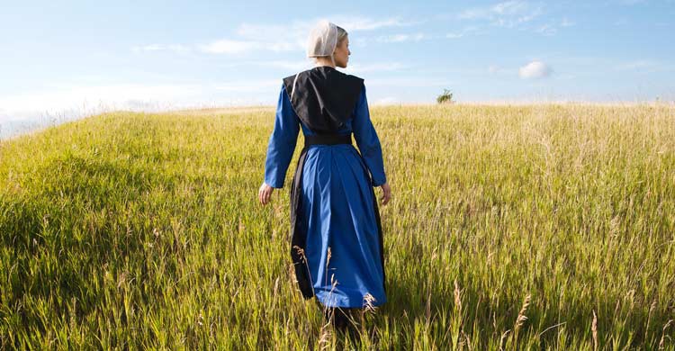 Las mujeres amish deben llevar prendas de manga larga, falda y la cabeza cubierta (iStock)