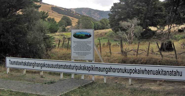 Cartel con el nombre de lugar más largo del mundo (wikimedia.org)