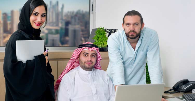 Las mujeres árabes están obligadas a llevar la abaya (iStock)