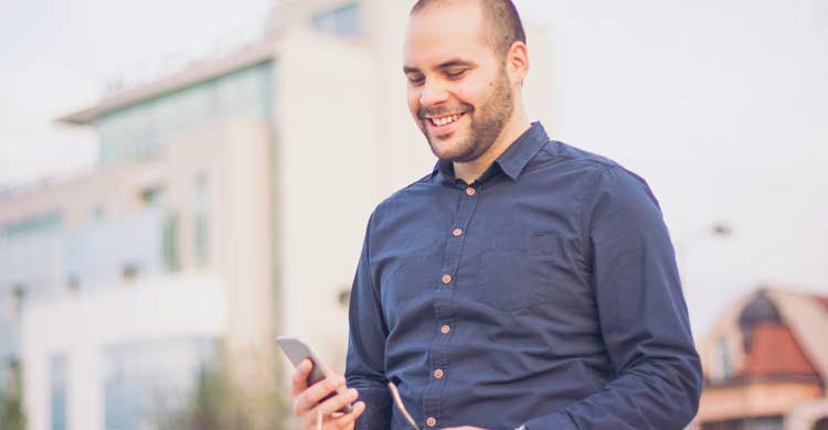 Utiliza prendas de manga larga para evitar quemaduras por el sol (iStock)