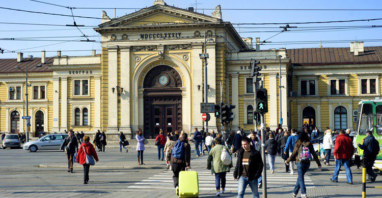 Turistas en las inmediaciones de la estación de tren de Belgrado. Joyt (iStock)