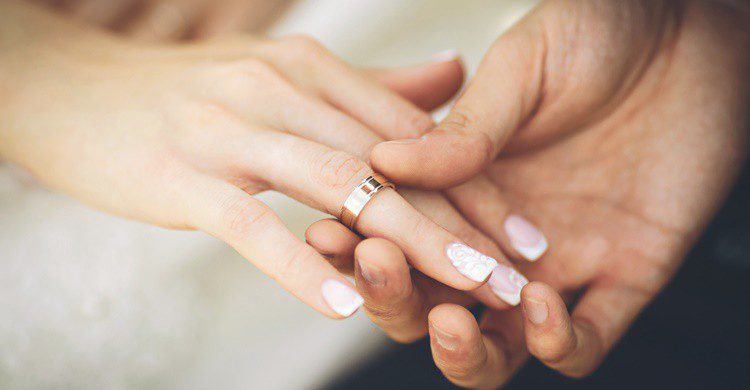 Anillo de matrimonio. KaninRoman (iStock)