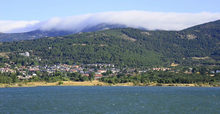 Embalse de Navacerrada y municipio del mismo nombre. Julián Maldonado Ureña (iStock)