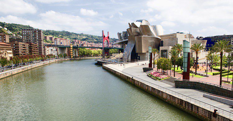 Ría de Bilbao y Museo Guggenheim. Sakari37 (iStock)
