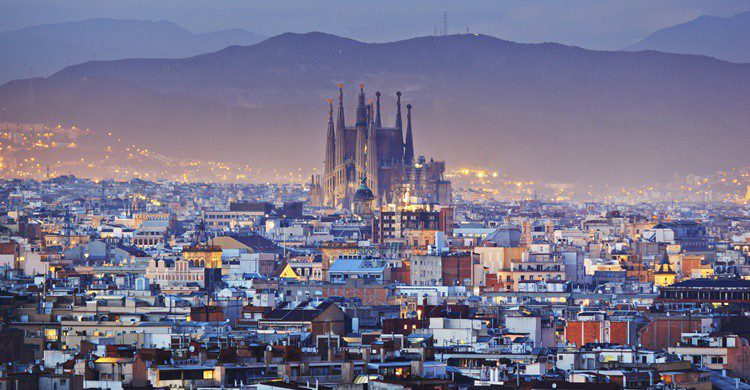 Vista parcial de Barcelona, con la Sagrada Familia al fondo. Kanuman (iStock)