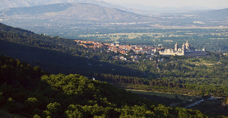 Sierra de Guadarrama y de fondo, El Escorial. SOMATUSCANI (iStock)