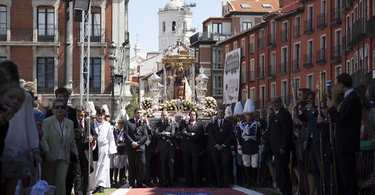 Procesión en fiestas patronales. Iglesia en Valladolid (Flickr)