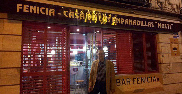 El dueño de Fenicia, en la fachada de su establecimiento (https://www.facebook.com/BAR-FENICIA-142181395797667/)