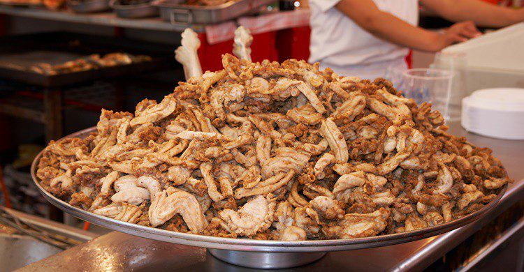 Gallinejas y entresijos (https://upload.wikimedia.org/wikipedia/commons/1/11/Madrid_-_Fiestas_de_San_Isidro_-_Gallinejas_-_20070515-22.jpg)