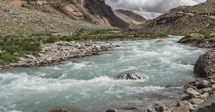Imagen de uno de los ríos que nacen del monte Kailash. AnnaLaine (iStock)