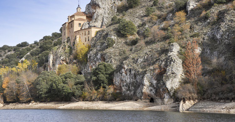 Ermita de San Saturio, a orillas del Duero. AlbertoLoyo (iStock)