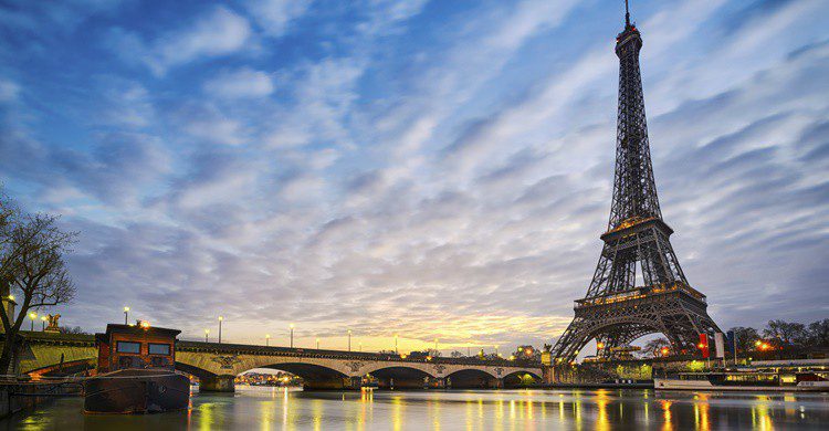 Torre Eiffel y río Sena en París. Mapics (iStock)