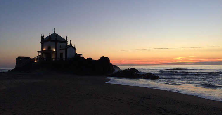 Atardecer en Arcozelo junto a su curiosa capilla. Sergei Gussev (Flickr)