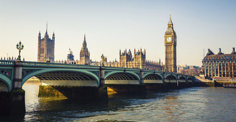 Parlamento y Big Ben en Londres junto al Támesis. Sborisov (iStock)